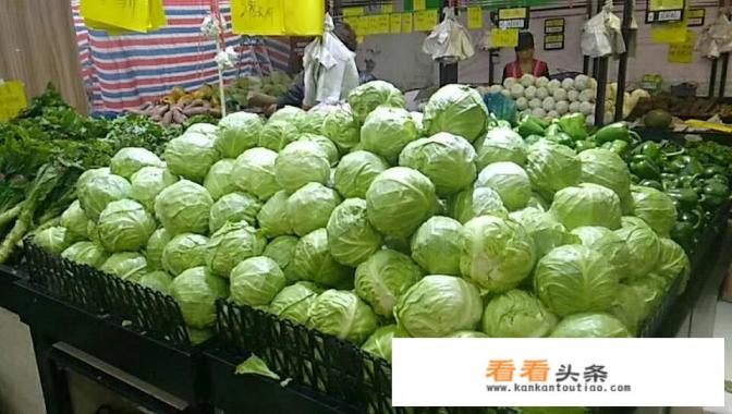 有个双排小货车，准备赶集摆摊卖东西。卖什么好呢