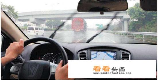 夏天暴雨，汽车行驶水路，对车子有影响吗