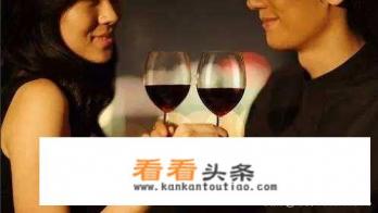 有夫之妇连续七年把家里的钱借给一个异性，甚至卖了自己的首饰给这个男人，这是纯友谊吗