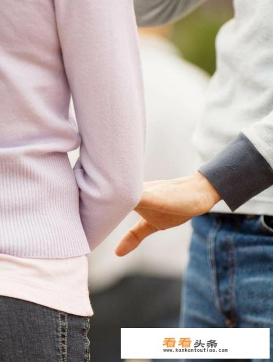 有夫之妇连续七年把家里的钱借给一个异性，甚至卖了自己的首饰给这个男人，这是纯友谊吗