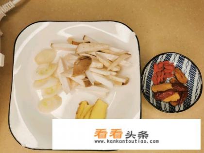 乌鸡有哪些好吃的做法?跟普通的鸡差别大吗 乌鸡有哪些好吃的做法?跟普通的鸡差别大吗