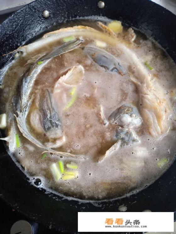 海楞巴鱼炖豆腐的做法