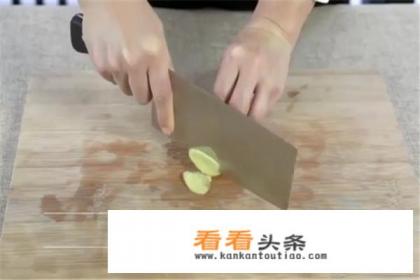 番茄土豆炖牛腩怎么做 番茄土豆炖牛腩怎么做