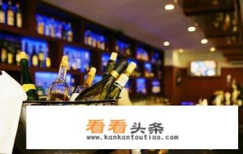 为什么很多酒吧喝水要钱却又免费提供花生米?微观经济学回答