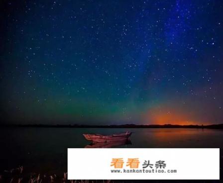 月亮坠入不见底的河星星垂眸惊动了舸什么意思