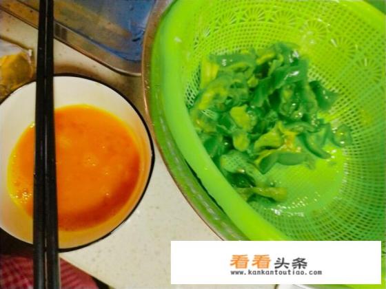 青椒炒鸡蛋家常做法 青椒炒鸡蛋家常做法