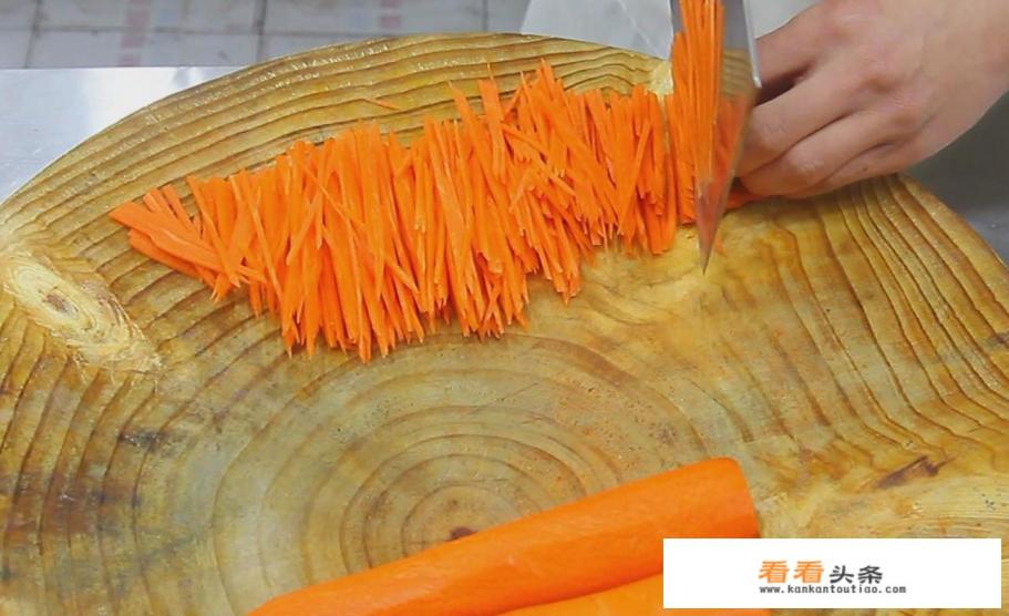 青椒炒胡萝卜片的家常做法 青椒炒胡萝卜片的家常做法
