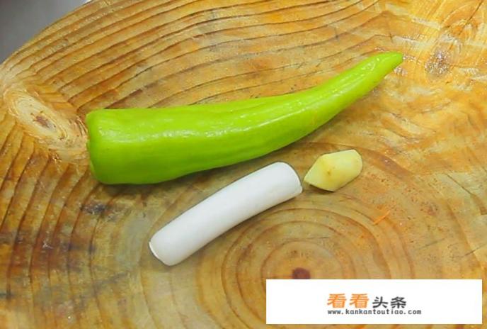 青椒炒胡萝卜片的家常做法 青椒炒胡萝卜片的家常做法