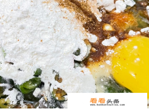 面炒辣椒圈的家常做法 面炒辣椒圈的家常做法