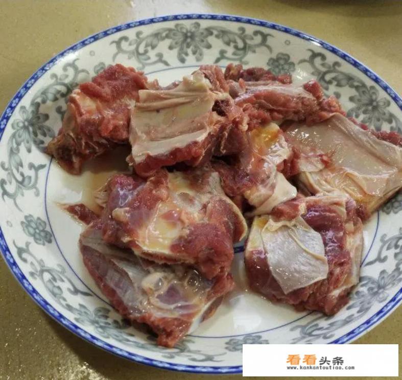 炖牛排骨汤的正确 *** 与配料