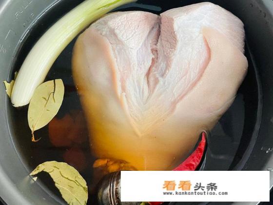 东北白水煮肘子的家常做法