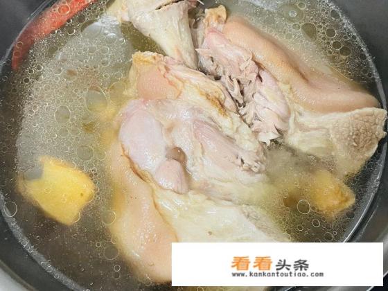 东北白水煮肘子的家常做法