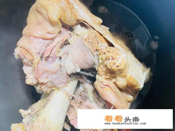 东北白水煮肘子的家常做法