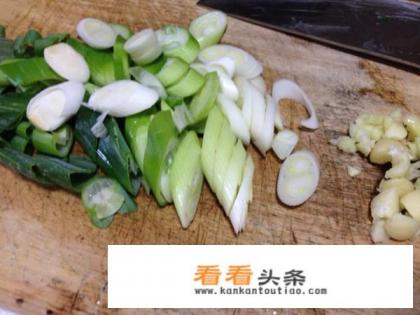 青椒土豆炒鸡胗做法 青椒土豆炒鸡胗做法