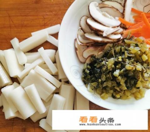 奉化咸菜鲜牛肉年糕汤做法 奉化咸菜鲜牛肉年糕汤做法